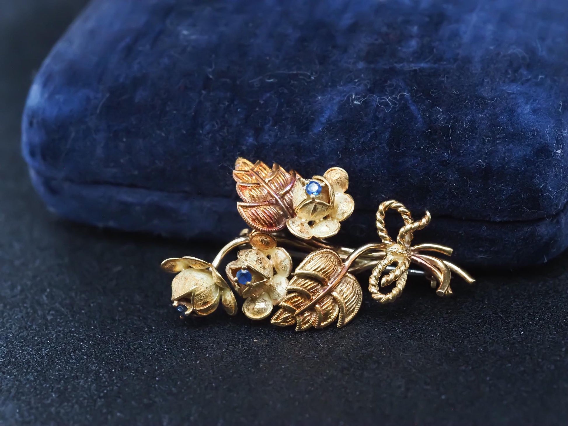 Vintage 18K Yellow Gold Tiffany & Co Flower Brooch with Sapphires