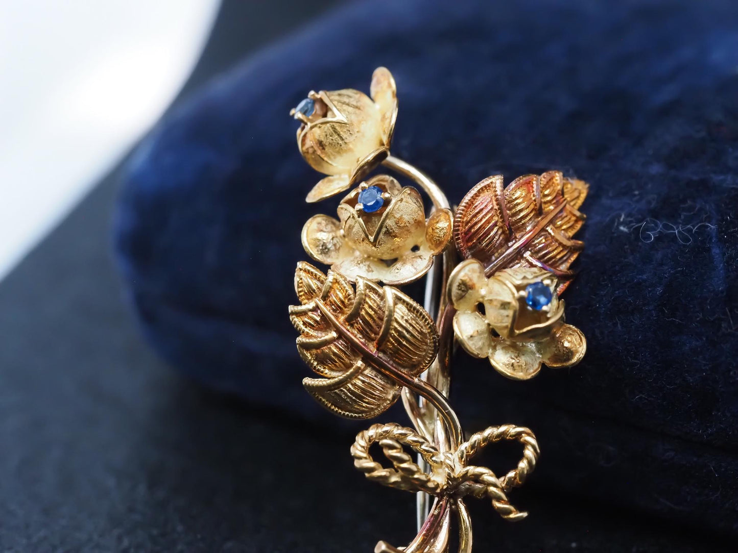 Vintage 18K Yellow Gold Tiffany & Co Flower Brooch with Sapphires