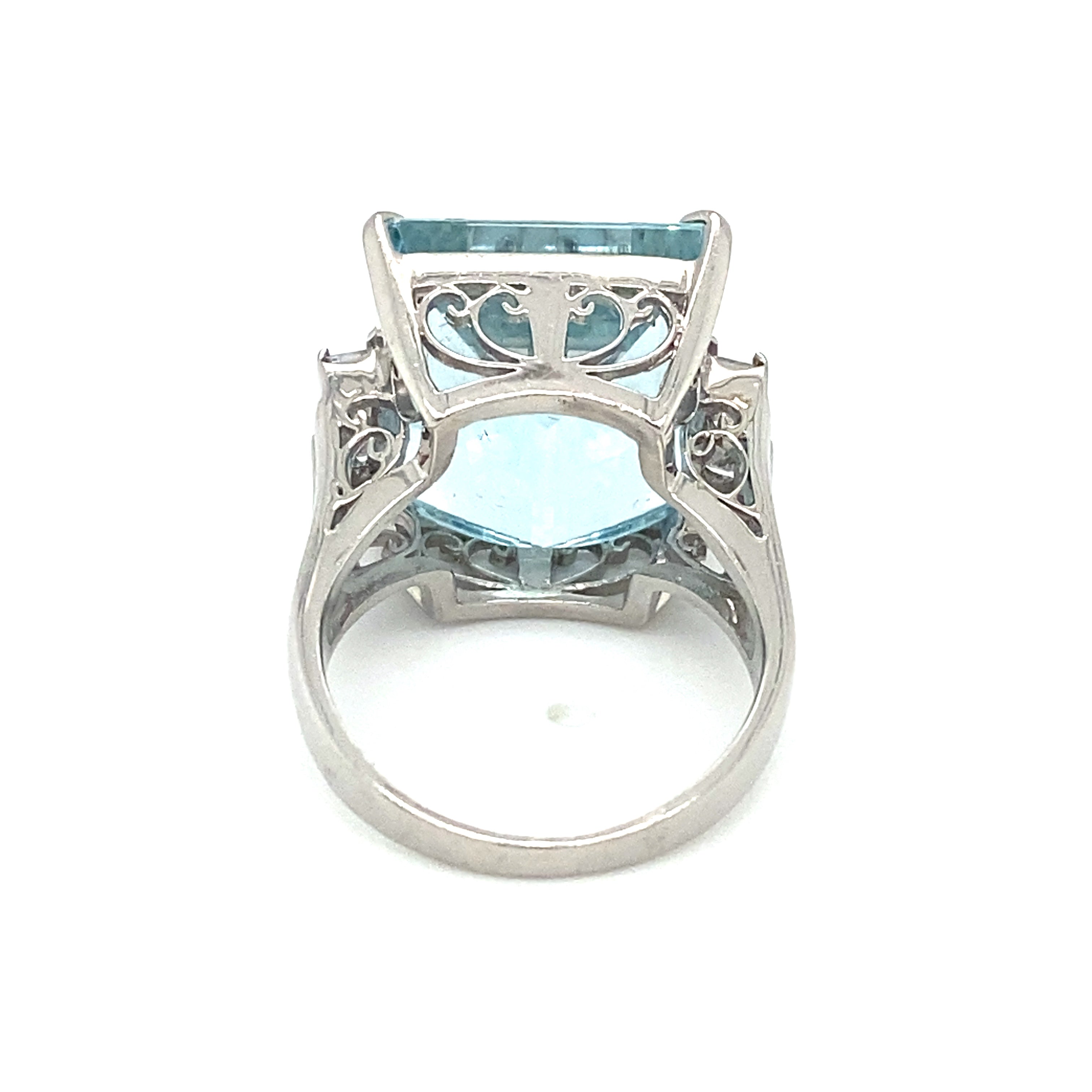 Ring in Platinum with an Aquamarine and Diamonds